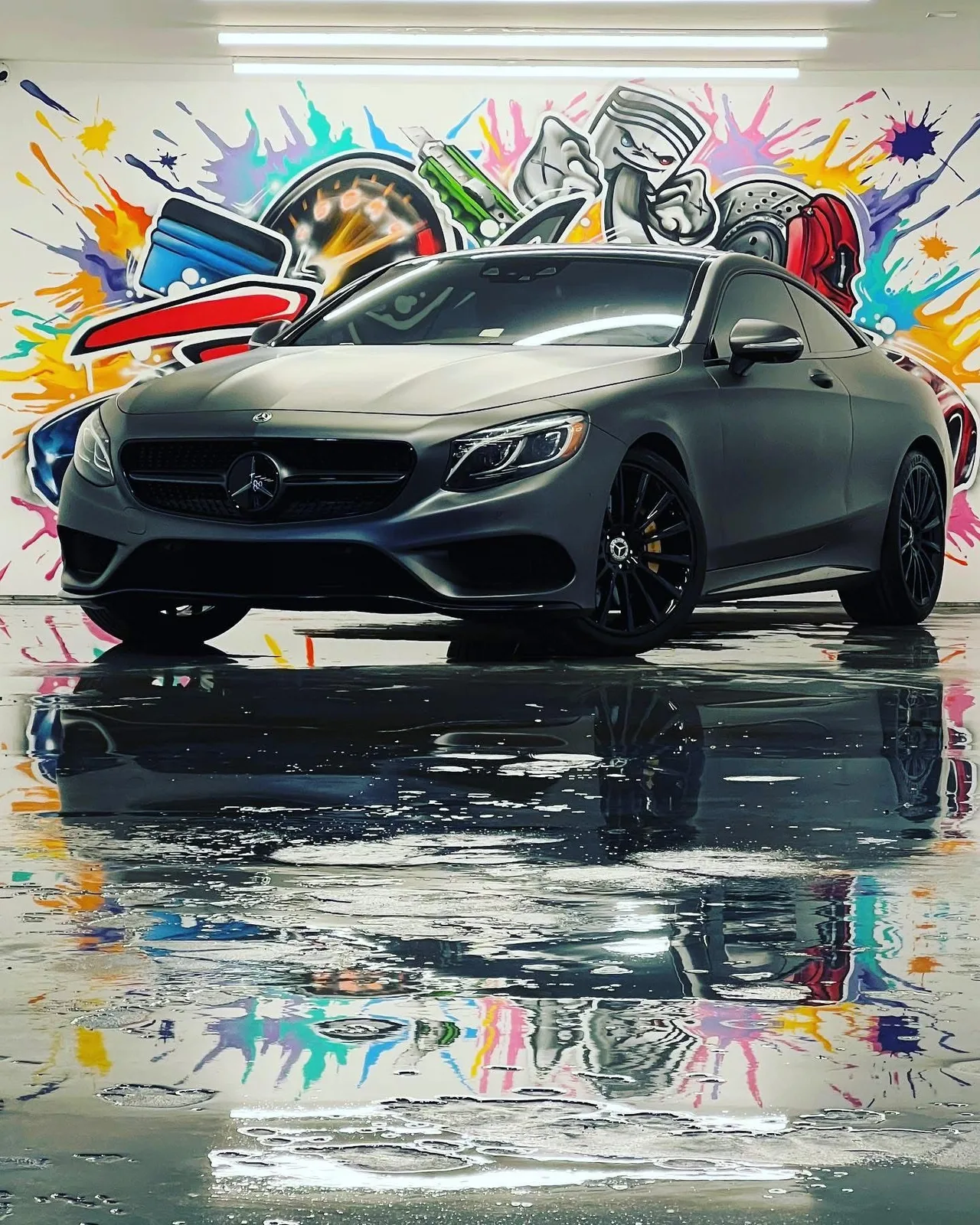 Mercedes coupé in graffiti garage